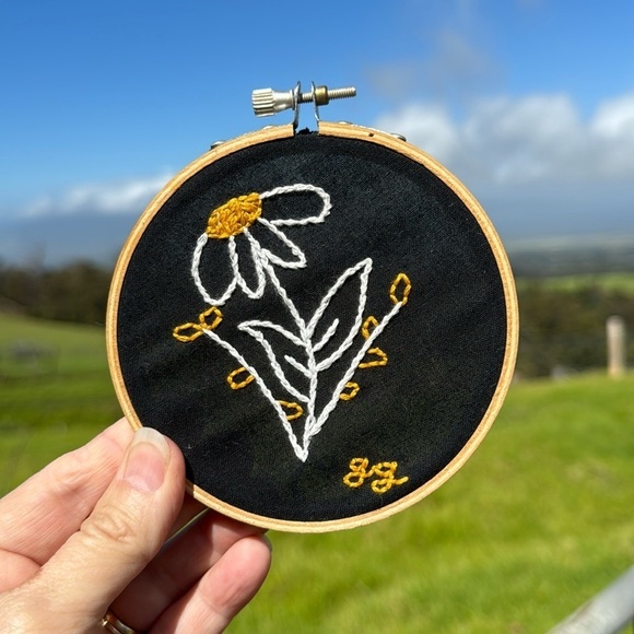 Black Daisy Embroidered Hoop Art Handmade - Picture 1 of 4